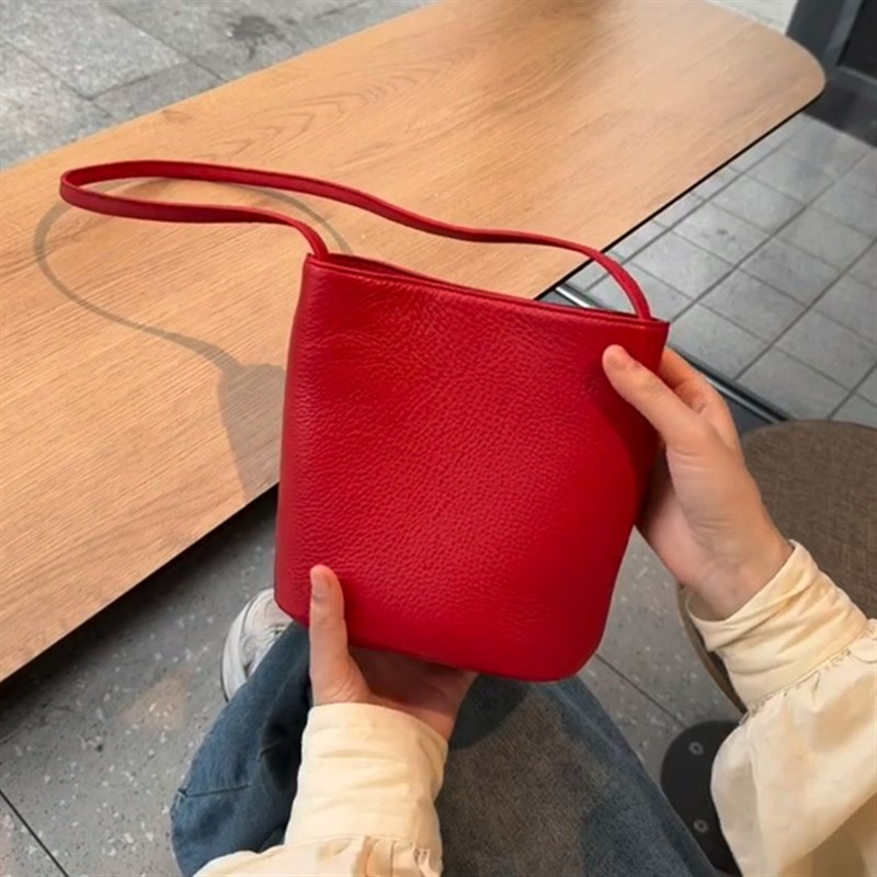包包女式2025新款超火春红色单肩斜挎水桶包轻奢小众高级感小包包