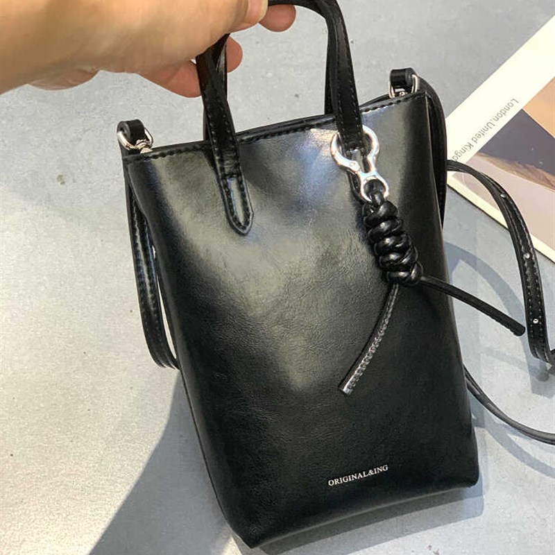 2025新款韩版时尚百搭真皮手机包女斜挎小包包简约单肩手提水桶包