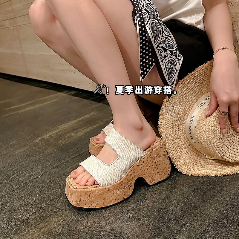 网红风外穿坡跟凉拖鞋女2025夏季新款方头松糕底高跟一字拖凉鞋潮
