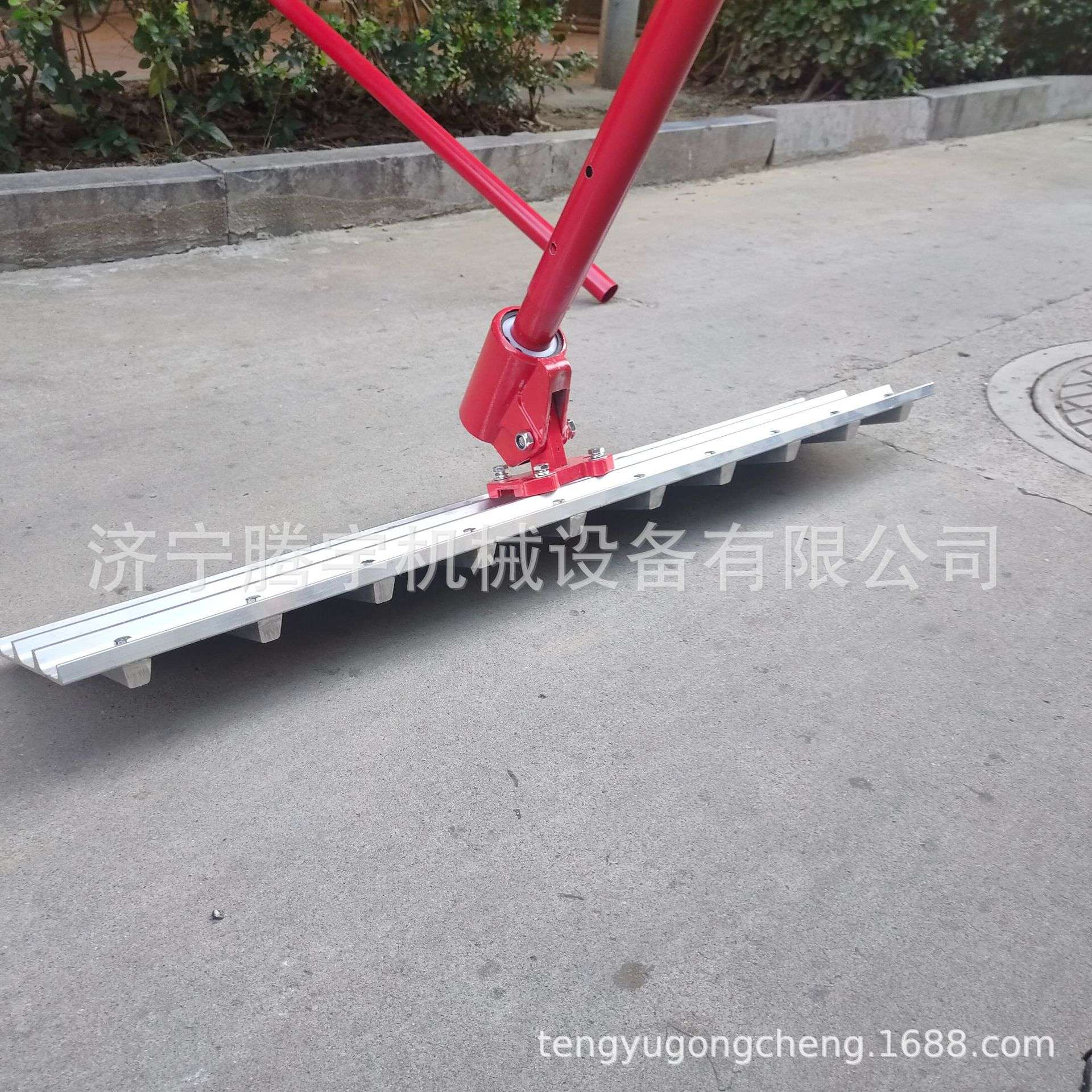 现浇铝镁合金牛场拉槽机 牛场大耙子厂家 手拉式牛场大耙子价格