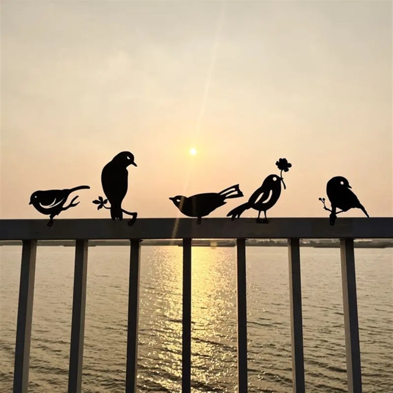 生锈的五只鸟剪影金属园艺铁艺庭院花园螺丝摆件雕塑Y篱笆庭院装