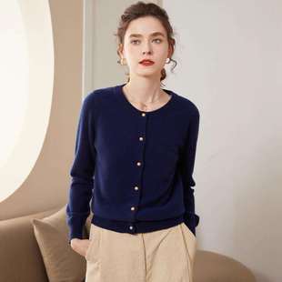 秋季女款简约平面纯色雾感金属扣圆领宽松显瘦通勤山羊绒针织开衫