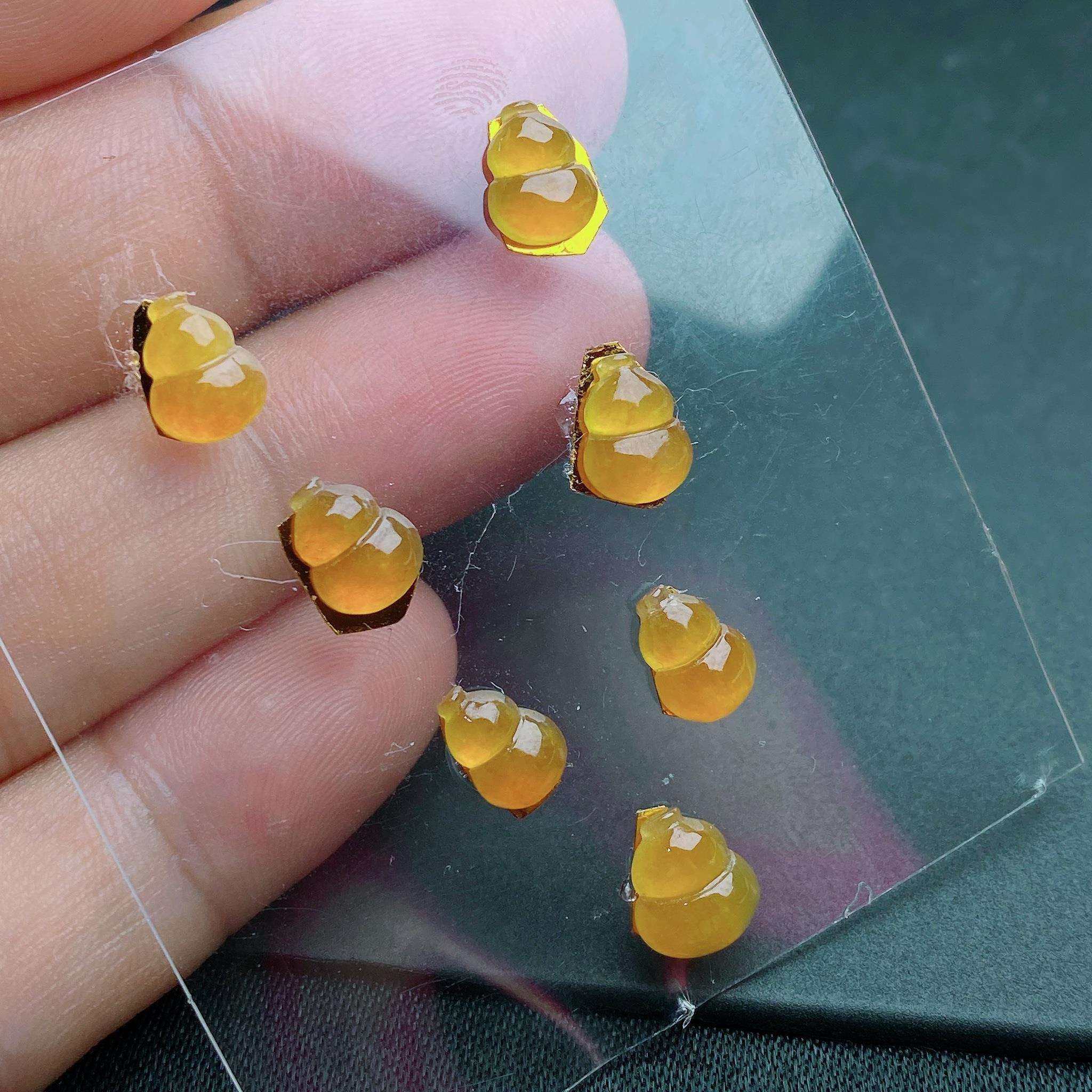 缅甸天然翡翠a货冰黄翡葫芦一手裸石dmf尺寸：8-6-2.7mm