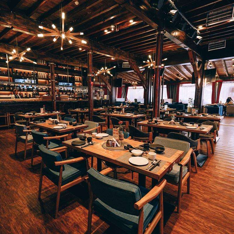 实木厅桌椅餐饮店音乐餐厅主题餐吧牛扒烤鱼酸菜鱼店餐桌椅圆桌