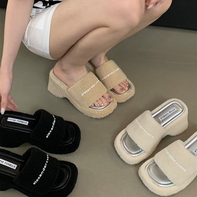 外穿毛毛拖鞋女2025新款秋冬高级感厚底增高字母时尚坡跟一字拖鞋