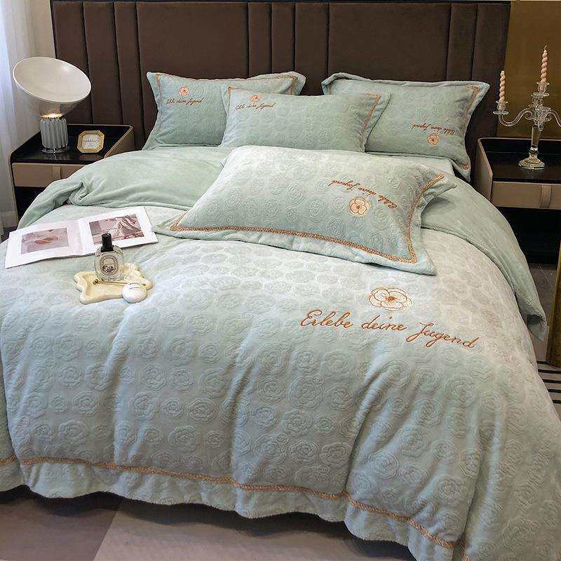 高克重秋冬冰岛浮雕雕花牛奶暖绒刺绣茶白系列四件套工厂贸易