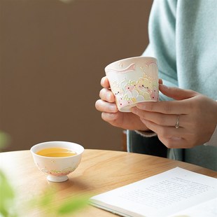 猪口杯陶瓷水杯手绘草莓龙可爱茶具茶杯釉下Q彩手工陶瓷盖碗果盘