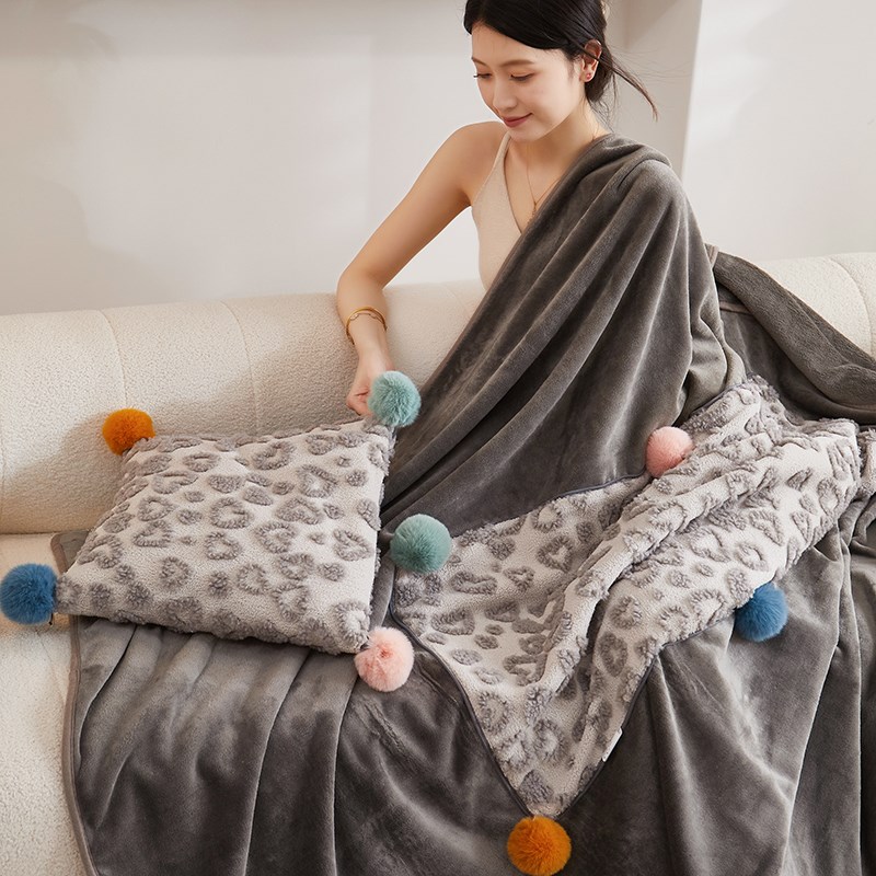 毛绒抱枕被子两用二合r一办公室午睡空调毯学生宿舍午休沙发盖毯