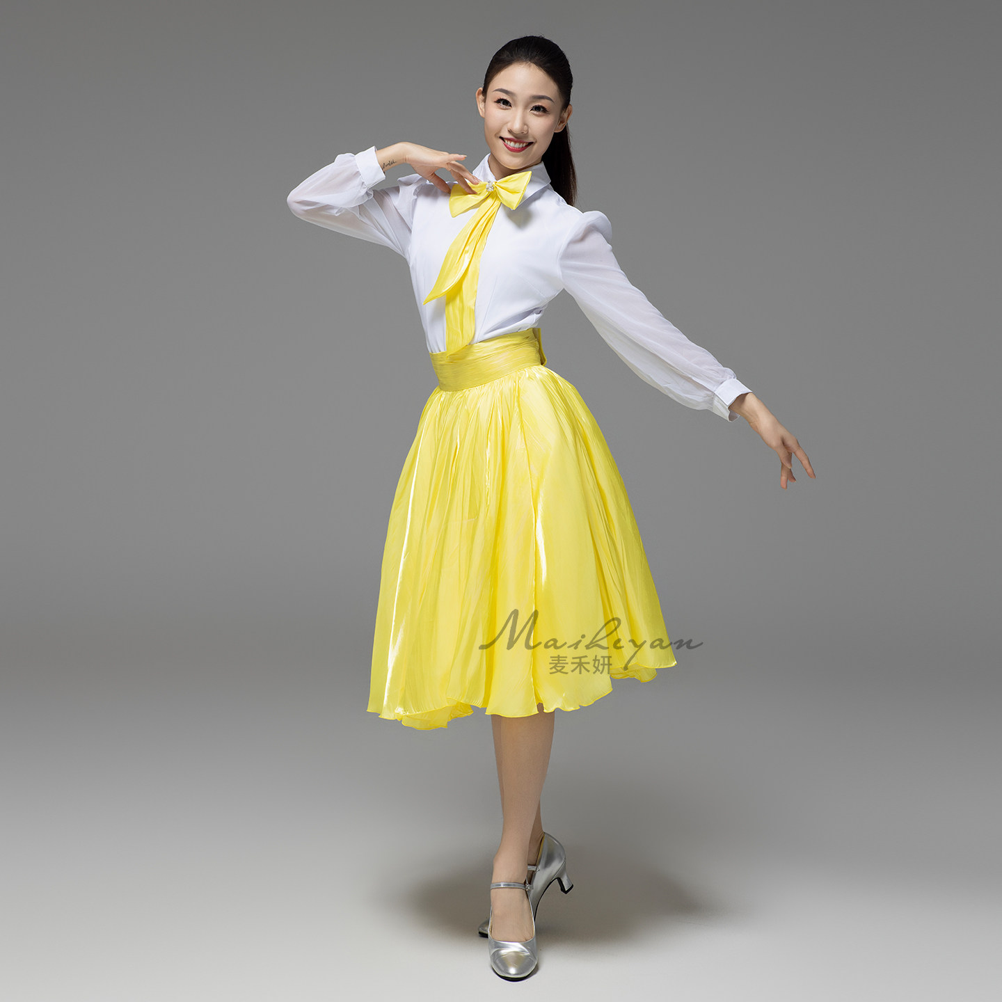 现代舞开场舞演出服女蝴蝶结领带白衬衫黄色蓬感半身裙舞蹈服装
