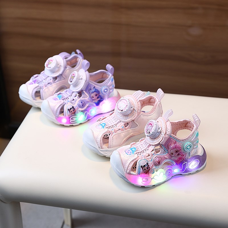 女宝宝夏季包头凉鞋1-6岁亮灯哪吒沙滩鞋旋转扣软轻底小童运动鞋