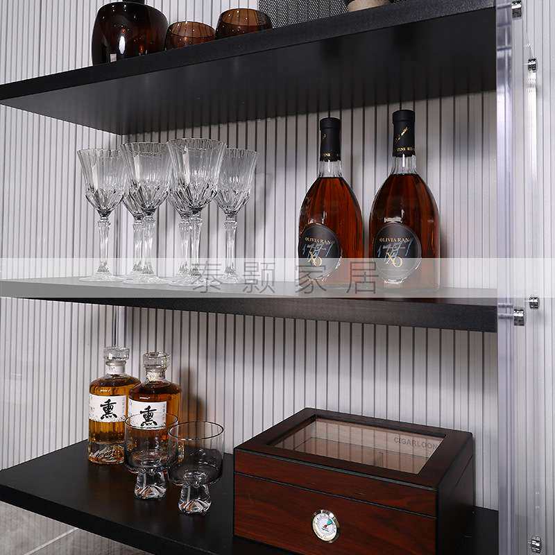 现代简约风样板间酒吧餐厅酒柜红酒杯售楼处组合搭配装饰品摆件