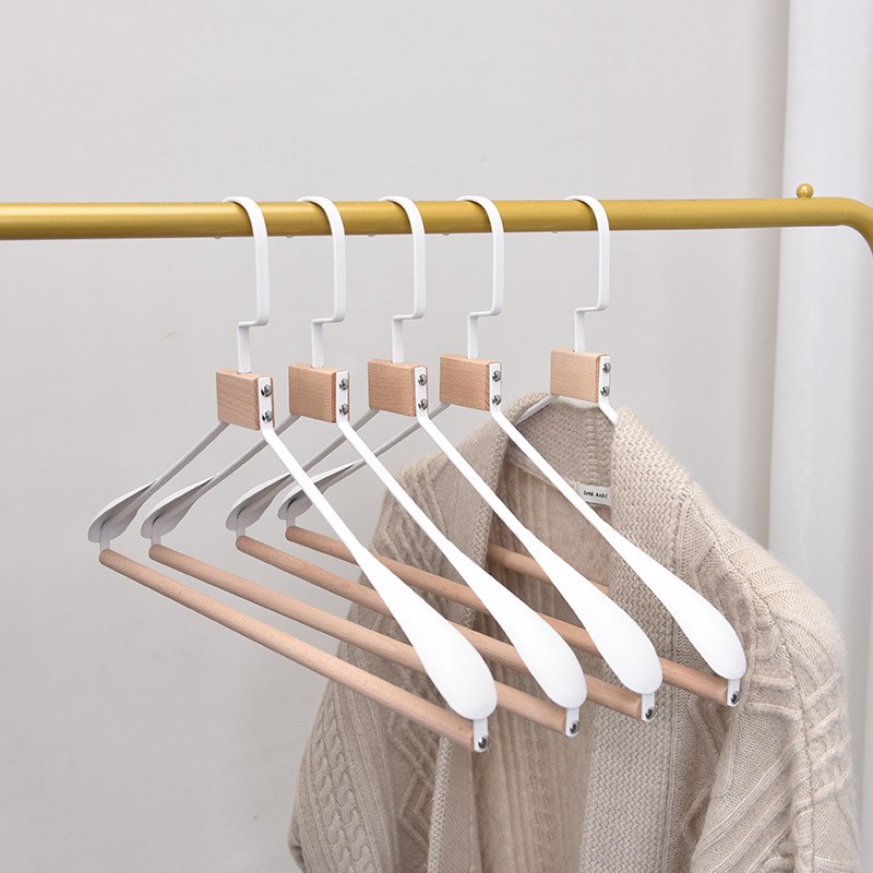 实木铁艺宽肩大衣架榉木衣撑子轻奢衣柜家用无痕防滑西服晾衣挂