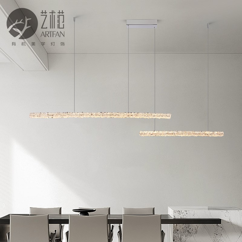 餐厅吊灯2024新款高级感天然水晶现代简约意式吧台餐桌长条一字灯