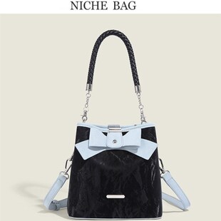 兰莉娅潮牌设计2024新款潮单肩斜挎水桶包手提包女撞色百搭青年包