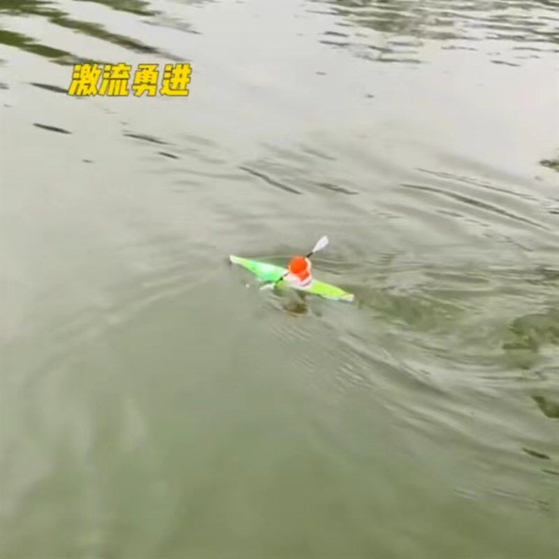 2.4G高速遥控龙舟船带灯光翻转下水迷你电动大马力水上玩具船打窝