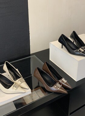 2024年四季单鞋简约百通通勤细跟尖头浅口金属扣女高跟鞋35-39码