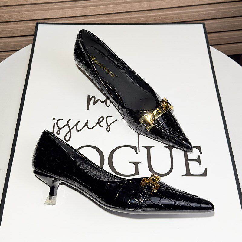 漆皮细跟高跟鞋黑色职业2024新款气质金J属扣尖头浅口工作低跟单