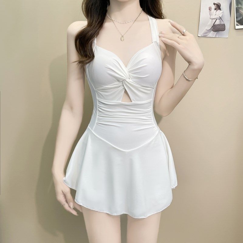 泳衣女2025新款连体遮肉显瘦纯欲平角保守长袖带罩衫高级感泡温泉