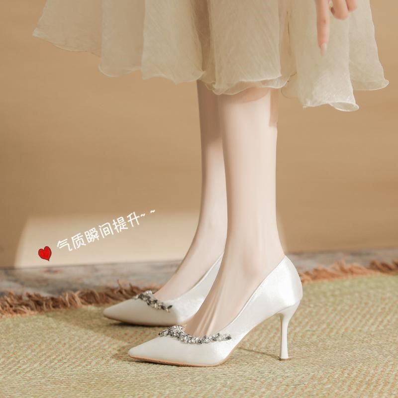 大码高跟鞋e女胖脚宽婚鞋伴娘细跟尖头水钻法式气质单鞋白色小码