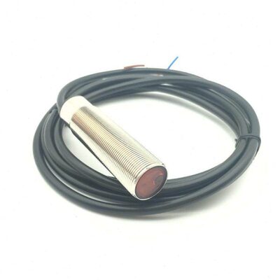 常闭距离传感器转换开远常激光漫反射21米防水M18感应油光电开关