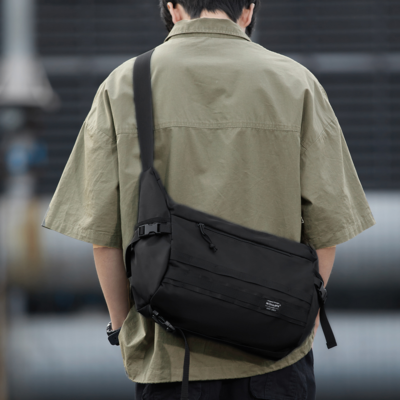 男士斜挎包男包包百搭男生休闲黑色斜跨单肩包帆布大容量运动背包