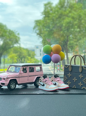 汽车摆件202i2可爱模型中控台个性创意网红车载车内轻奢品装饰大