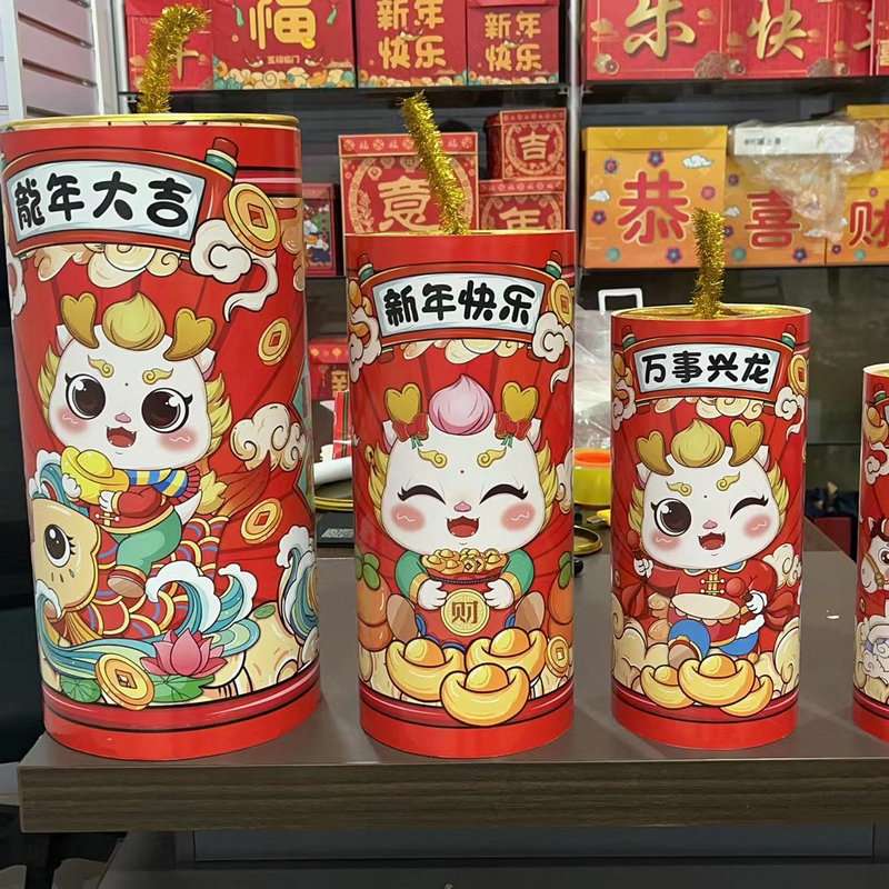 2025新年装饰鞭炮爆竹摆件商场橱窗布置礼炮春节坐炮五福