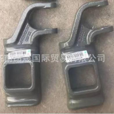 重汽HOWO T7H 汕德卡C7H C9H 豪瀚MAX 左前簧压板 WG9525520283