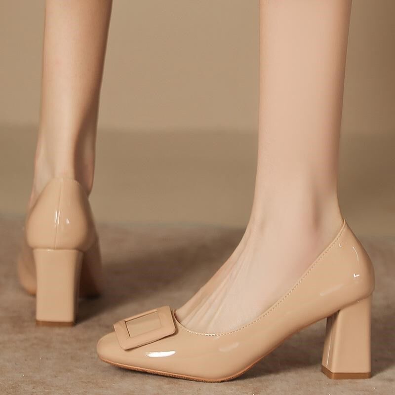 粗跟高跟鞋女方头妈妈大码脚宽胖春季新款方扣小码漆皮单鞋313233