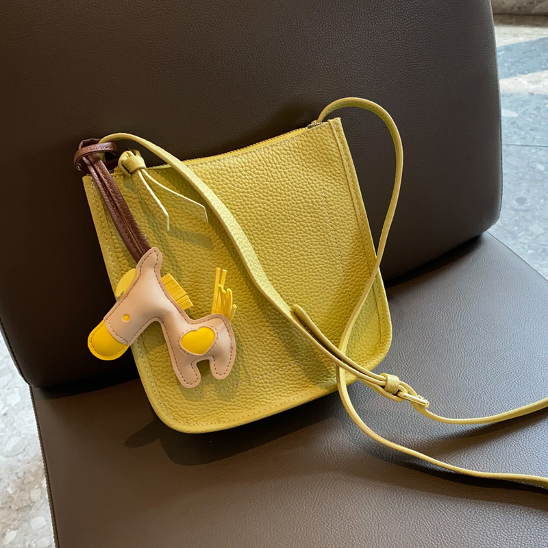 包包女包新款2022斜挎单肩包小众简约牛皮女包大容量荔枝纹水桶包