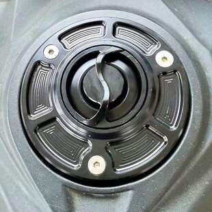 适用春风狒狒XO赛车手冒险家竞技无钥匙快拆铝合金油箱盖改装配件