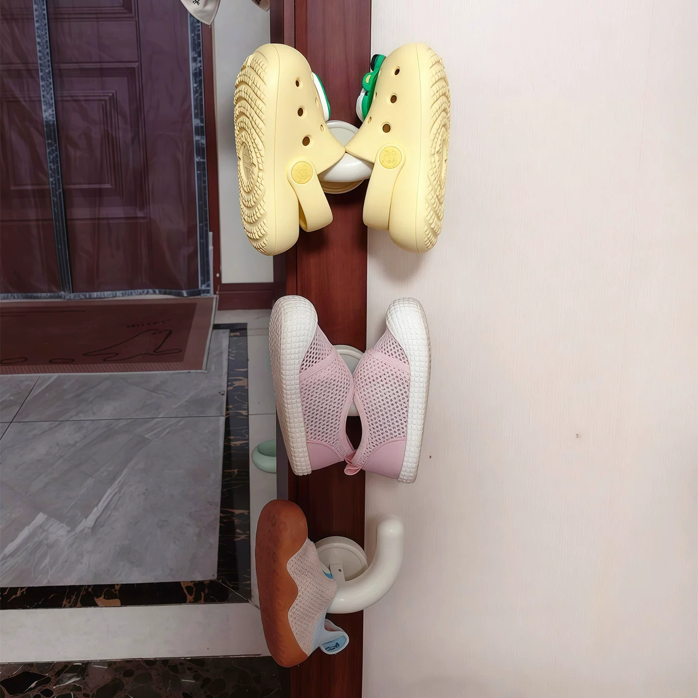 入户门儿童鞋架免打孔卫生间置物架壁挂式沥水架放鞋子收纳挂架