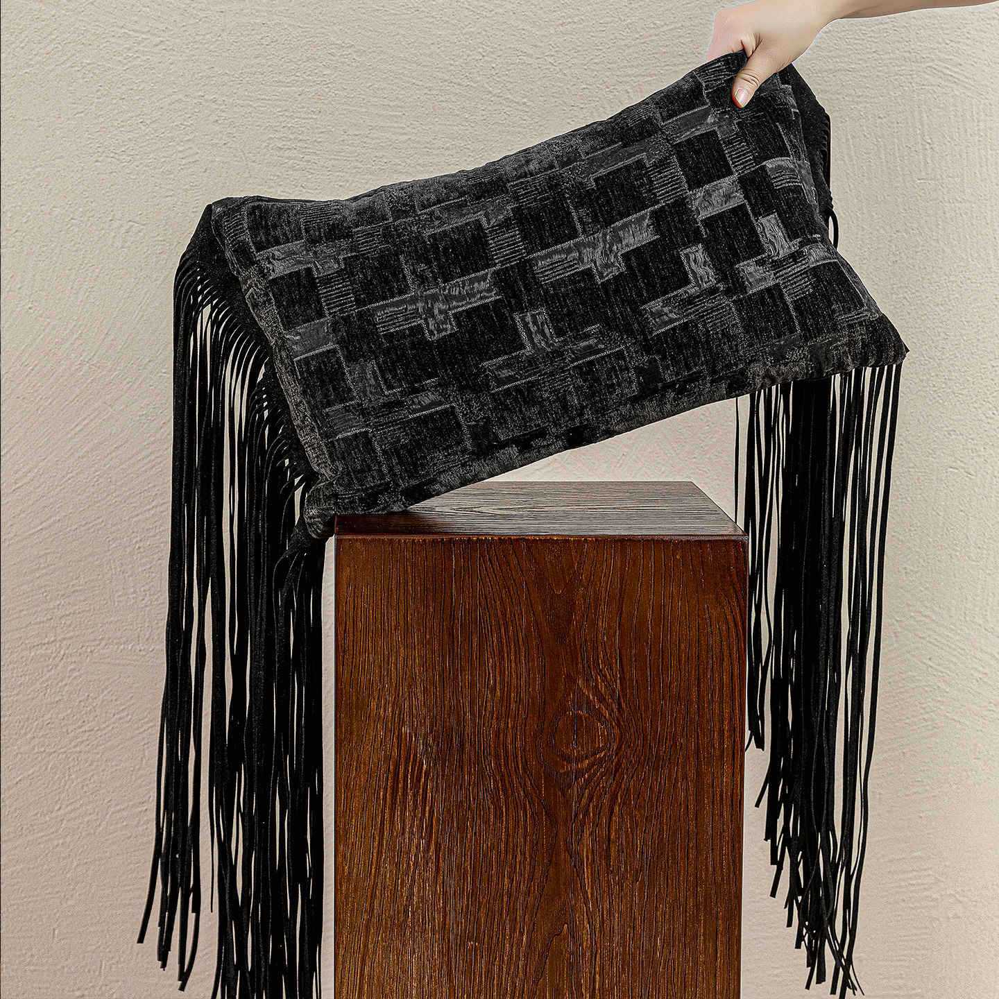 轻奢高级感抱枕高端别墅样板间客厅沙发靠枕黑色绒面方枕长腰枕