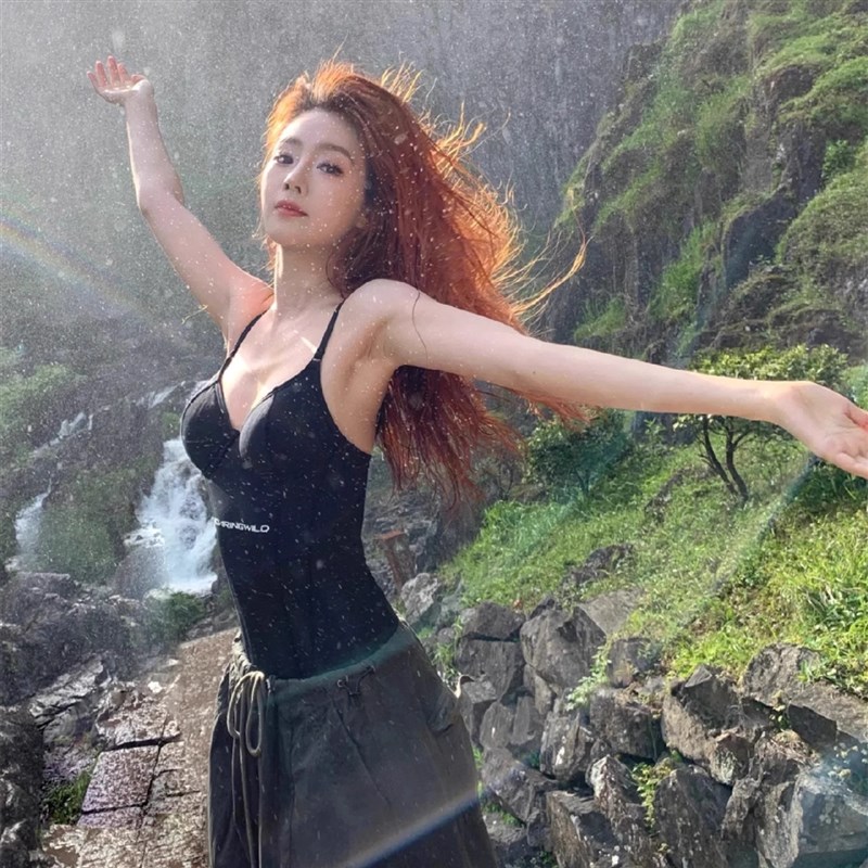 泳衣女连体三角性感韩版ins纯欲风2025新款高级感泡温泉外穿泳装