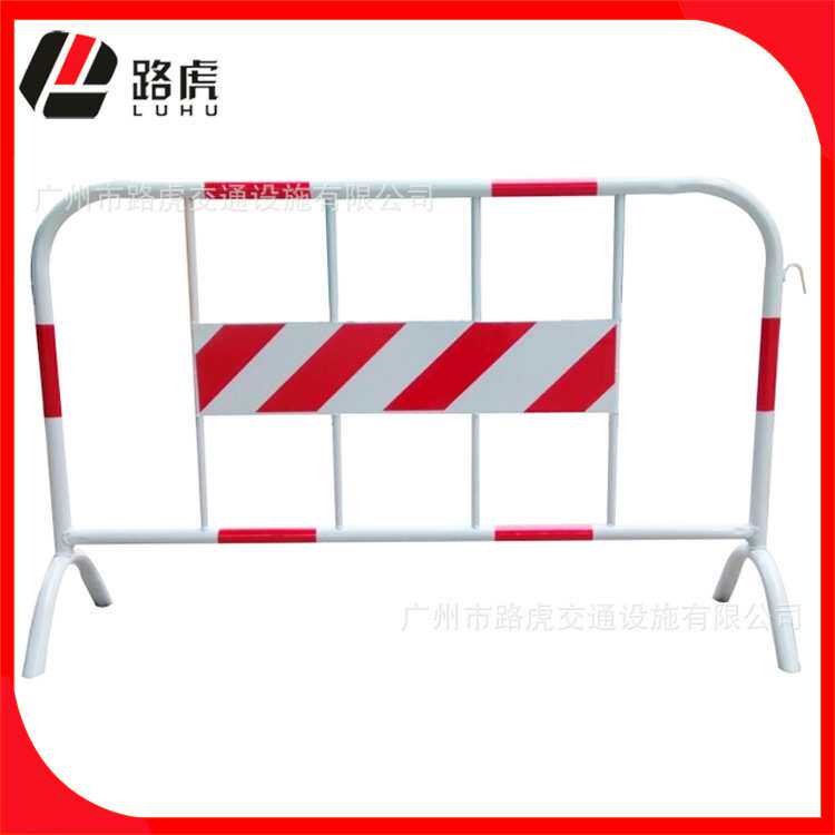 厂家直销公路移动隔离栏可定制红白铁护栏广州隔离栏交通设施