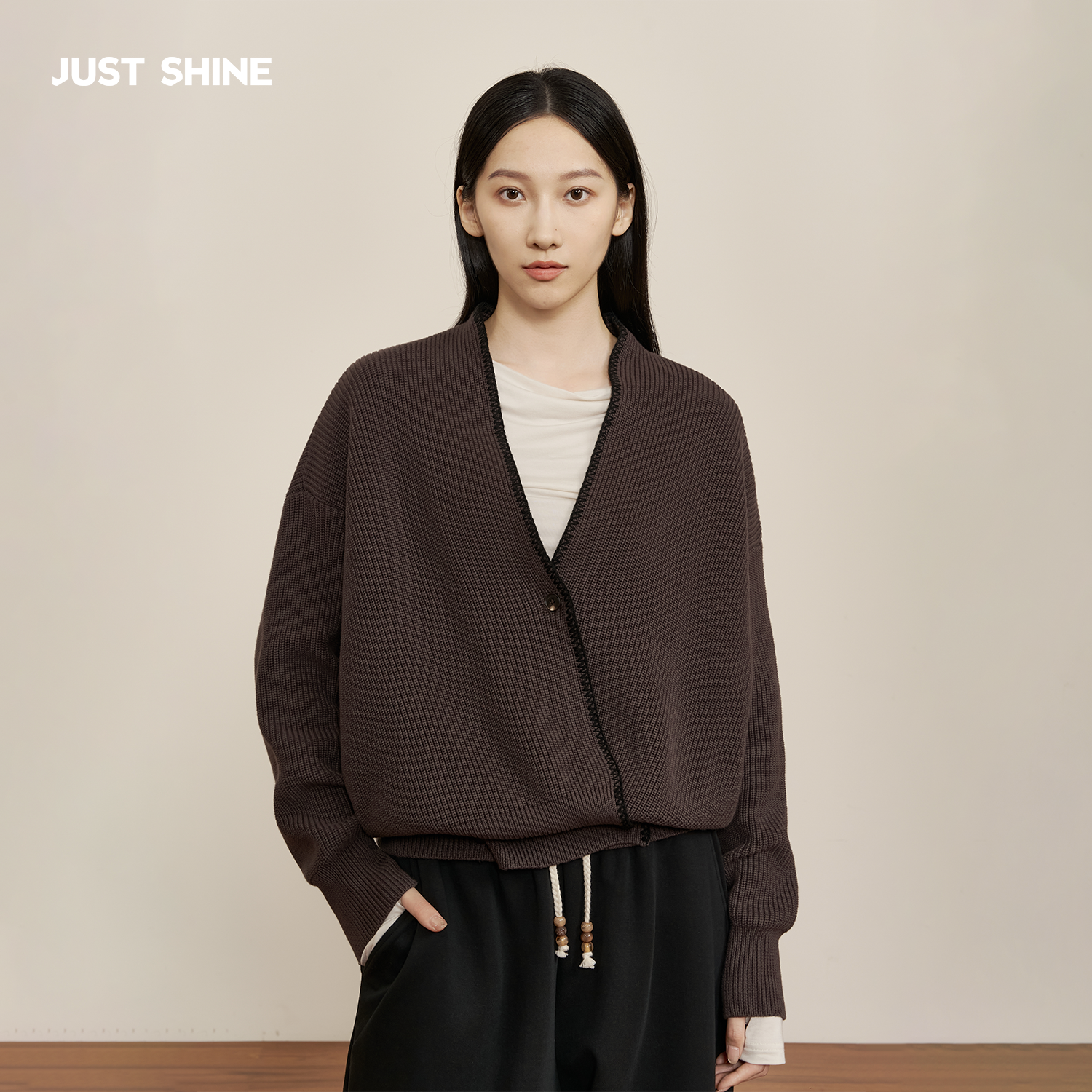 深棕色撞色边针织开衫外套