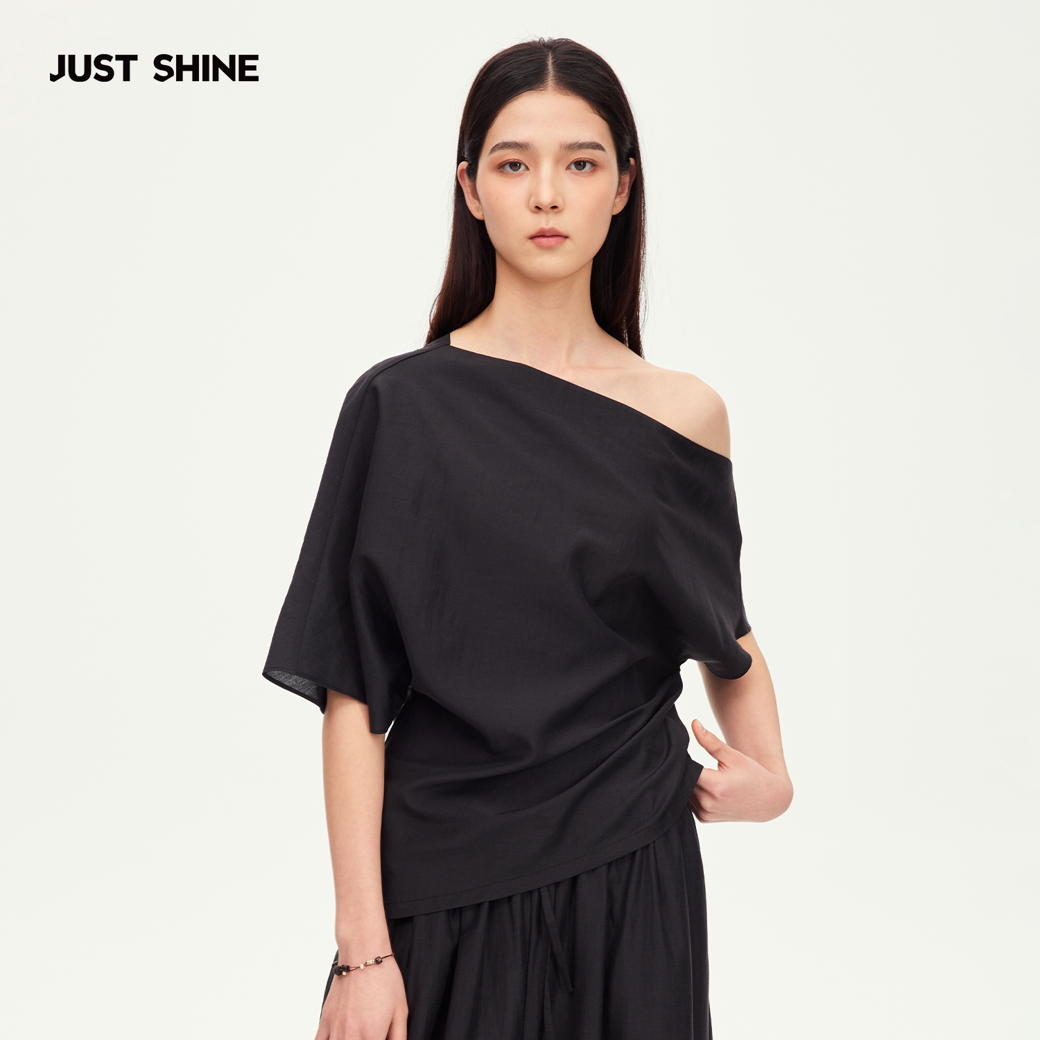 JUST SHINE/时晒慵懒风垂感斜肩短袖T恤收褶设计感高级感通勤上衣图片