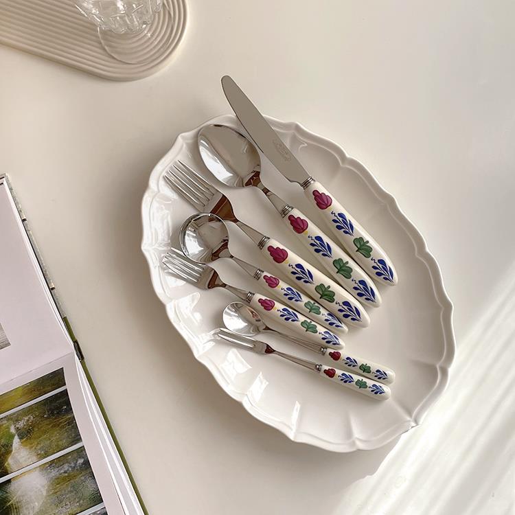东栖覆古图案 白色加厚陶瓷手柄不锈钢刀叉甜品勺水果叉套装SO