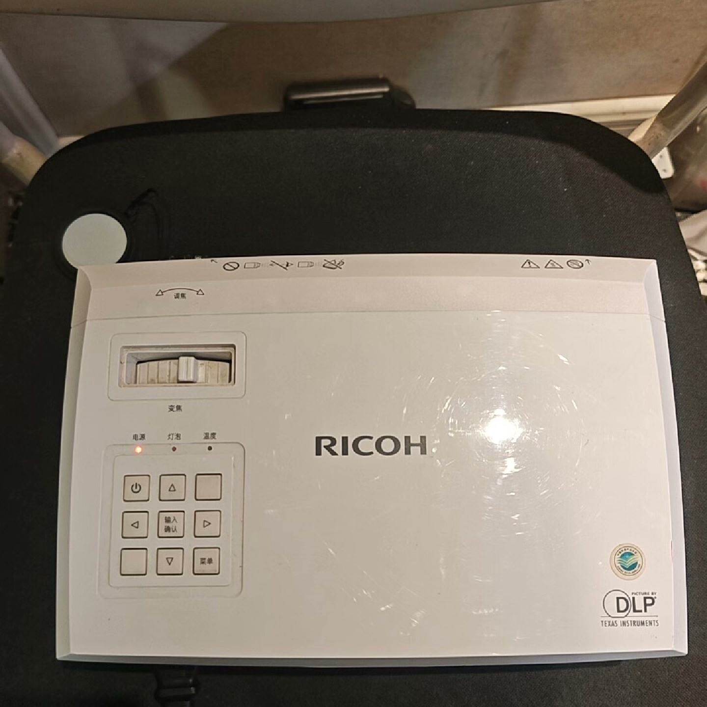 理光投影仪S2150只用了83小时3200流明投影效果--议价商品