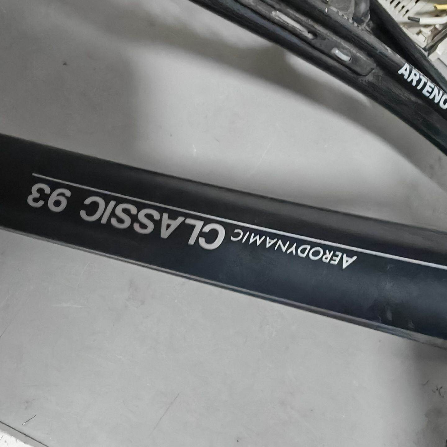 出两只网球拍，一个Artengo TR100，一个Aerod--议价商品