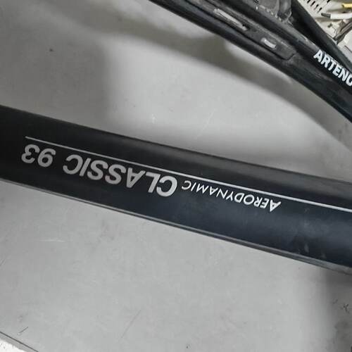 出两只网球拍，一个Artengo TR100，一个Aerod--议价商品