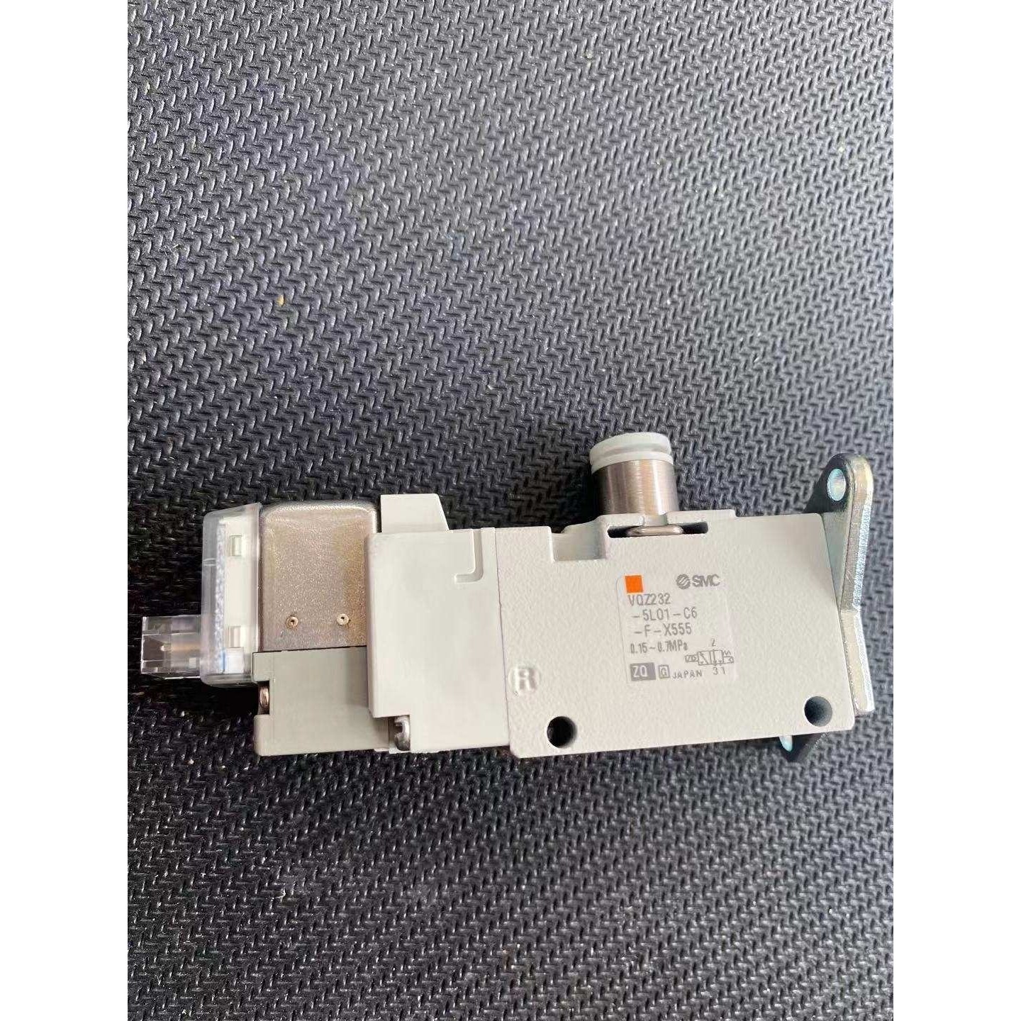 SMC VQZ232-5L01-C6-F-X-555