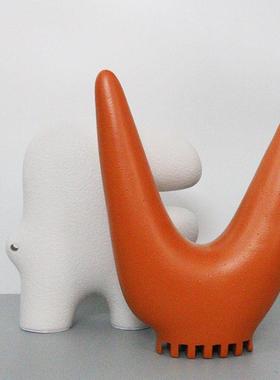 现代简约家居软装饰抽象字母造型摆件样板间客厅书房玄关摆设