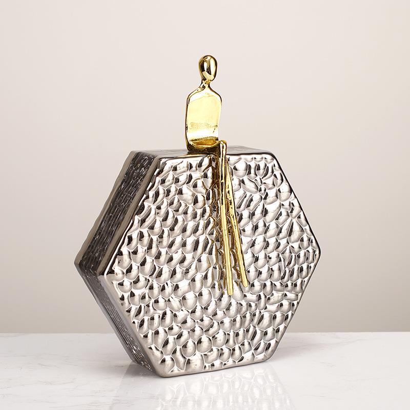现代简约六边形冰晶纹透明水晶砖小金人摆件客厅玄关软装家居饰品