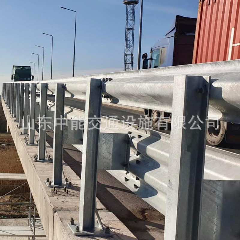 波形护栏圆立柱镀锌防撞设施配件高速公路法兰立柱钢板防护立柱图片