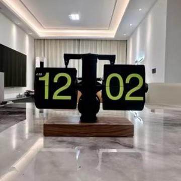 厂家自动翻页钟 小天平客厅座钟 复古创意单脚个性艺术座钟