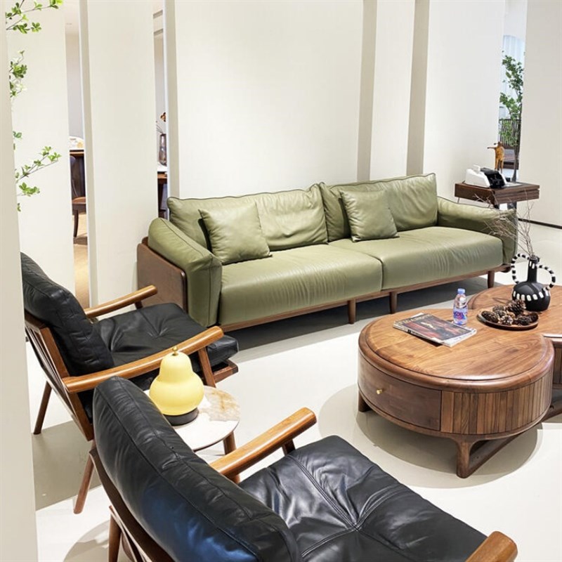 沙发客厅2025新款双人真皮实木抱枕茶几组合现代简约胡桃木直排
