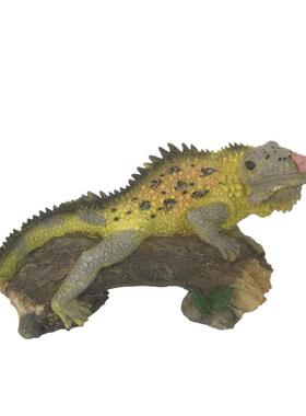 家居庭院装饰树脂爬木头变色龙蜥蜴动物摆件工艺品Z3840