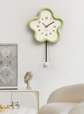wozoom屋准奶油风现代简约挂钟客厅时尚摇摆钟表花朵装饰时钟