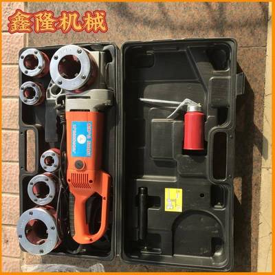 手拿电动切管套丝机管子螺纹开牙机过丝机